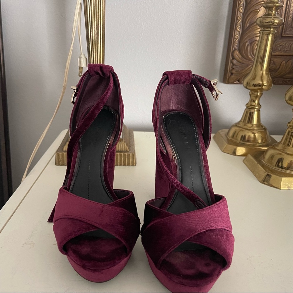 Gianni Bini size 6 purple velvet platform heels